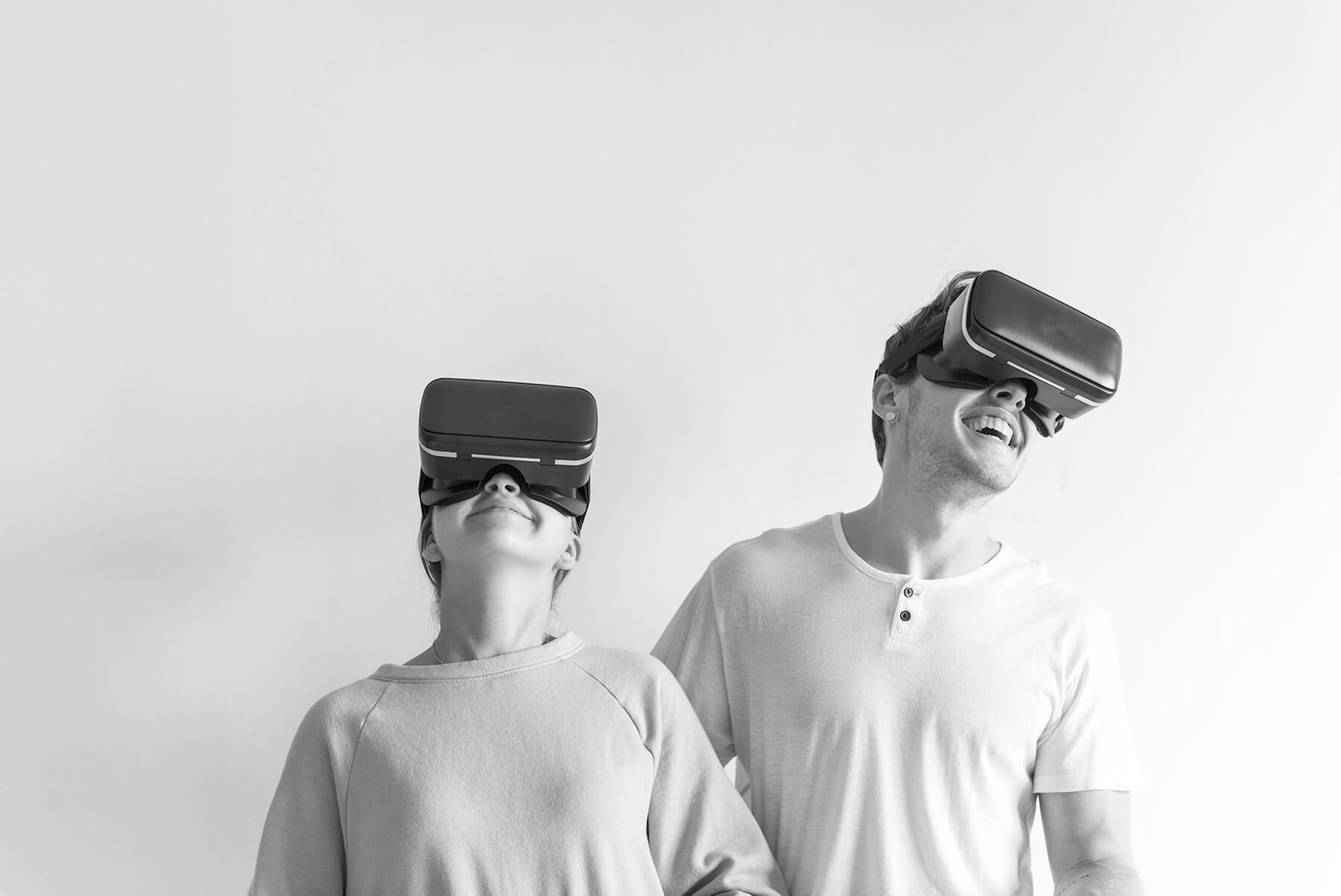 dos personas con visores de realidad aumentada