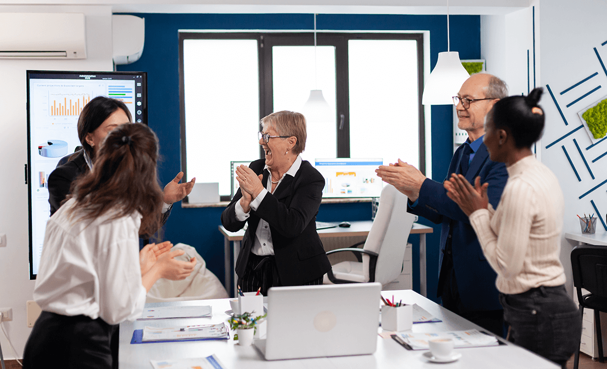 personas reunidas felices en una oficina