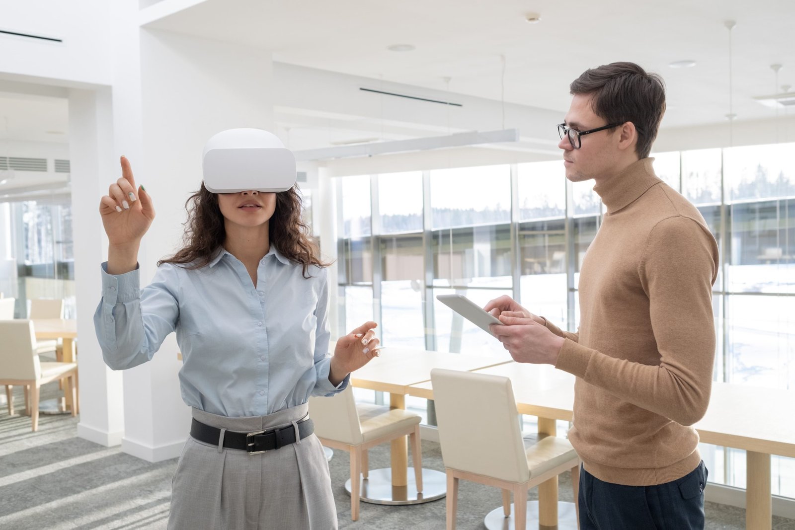 Mujer y hombre con visores de realidad aumentada