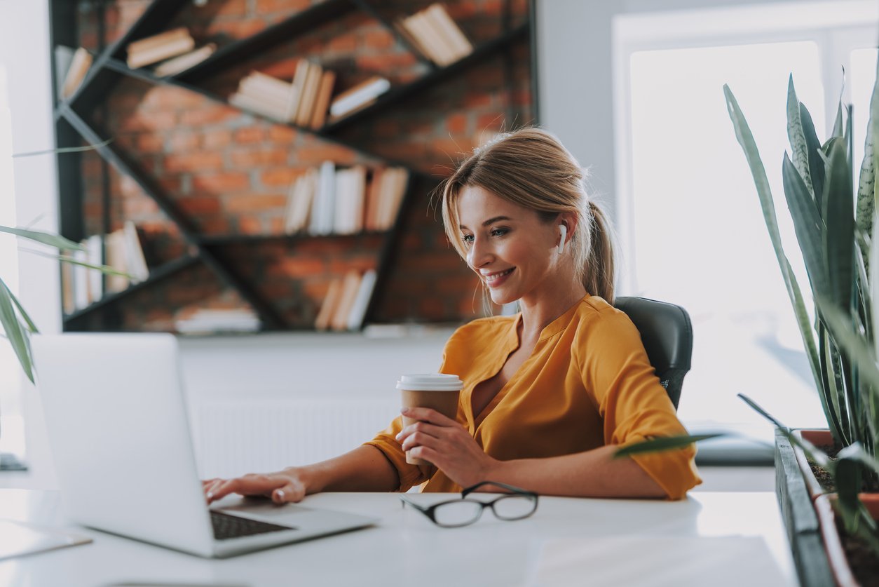 Mujer sentada frente a un computador